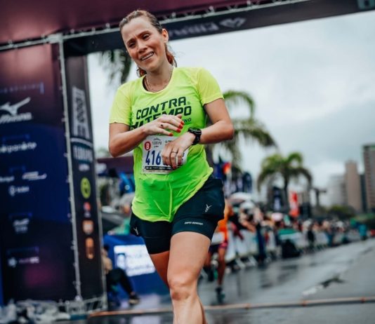 Representando a Contra Tempo Running de Tatuí, Flaviana Muniz estreia em maratona em Florianópolis