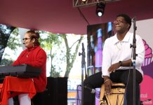 Duo Casa Forte faz ‘releituras’ da MPB na feira livre de domingo
