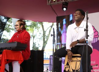 Duo Casa Forte faz ‘releituras’ da MPB na feira livre de domingo