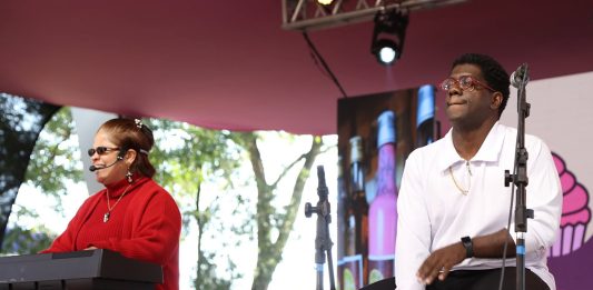 Duo Casa Forte faz ‘releituras’ da MPB na feira livre de domingo