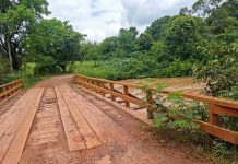 Transbordamento do rio Tatuí interrompe trânsito na ponte da Lopesco