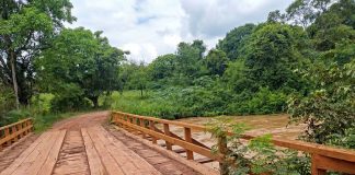 Transbordamento do rio Tatuí interrompe trânsito na ponte da Lopesco
